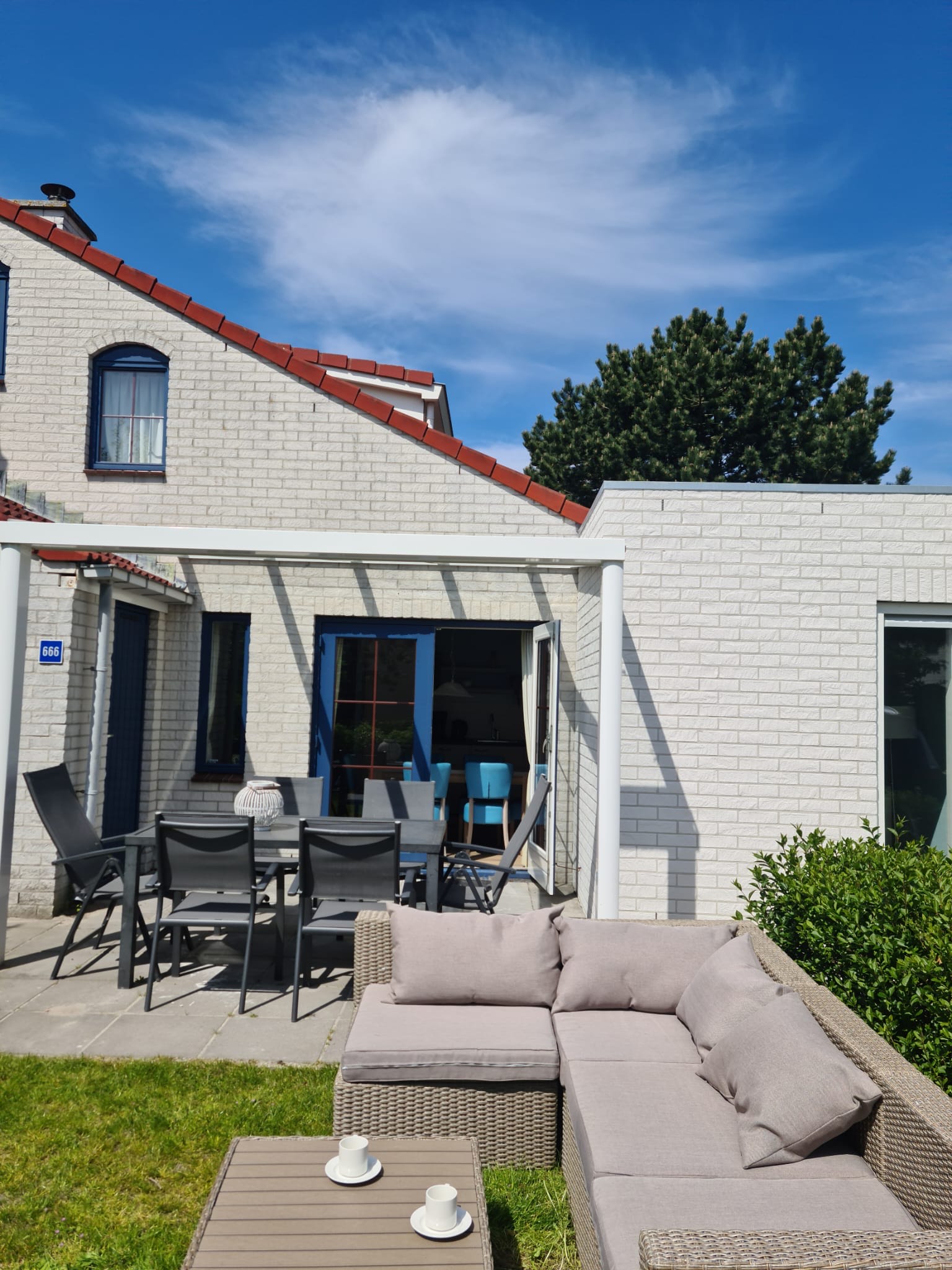 Foto bungalow en de bijbehorende tuin.