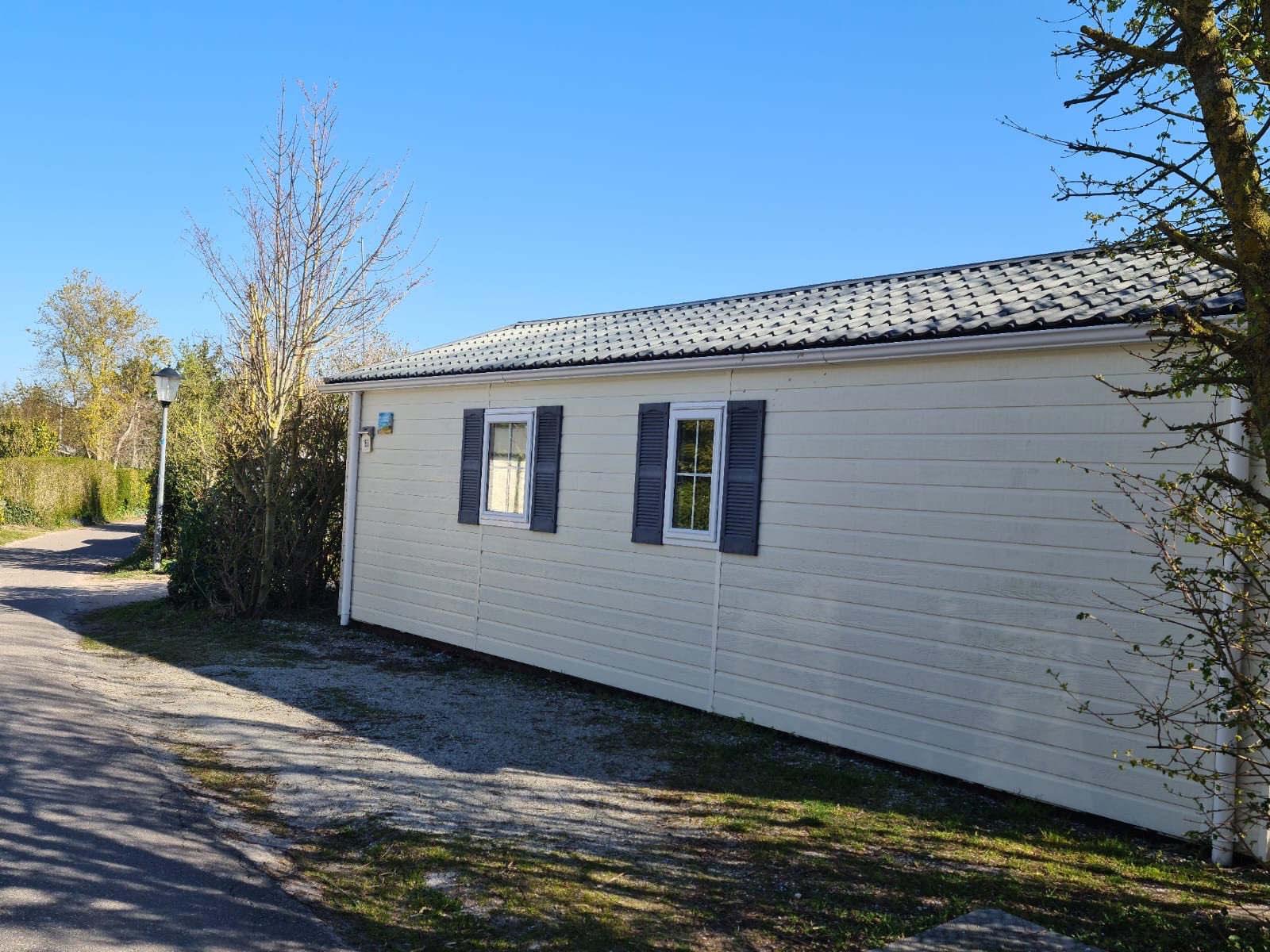 Parkeerplaats op eigen terrein, direct naast chalet.