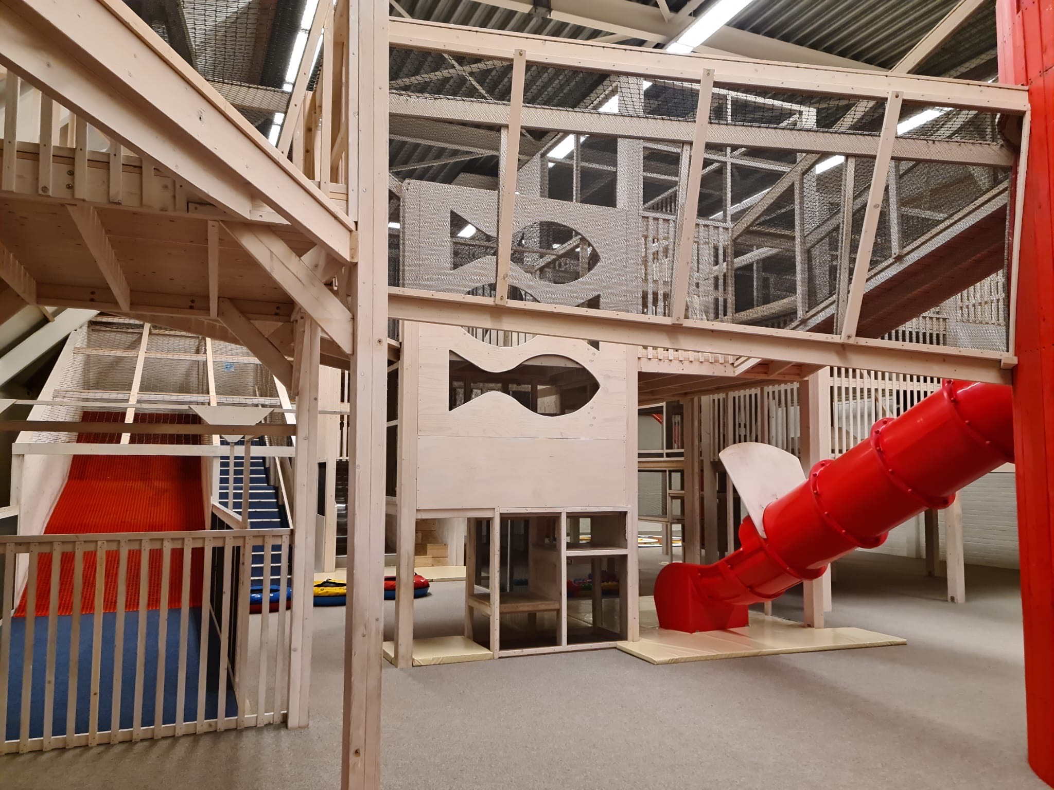 Binnen speelparadijs met diverse speeltoestellen in het vakantiepark De Krim.