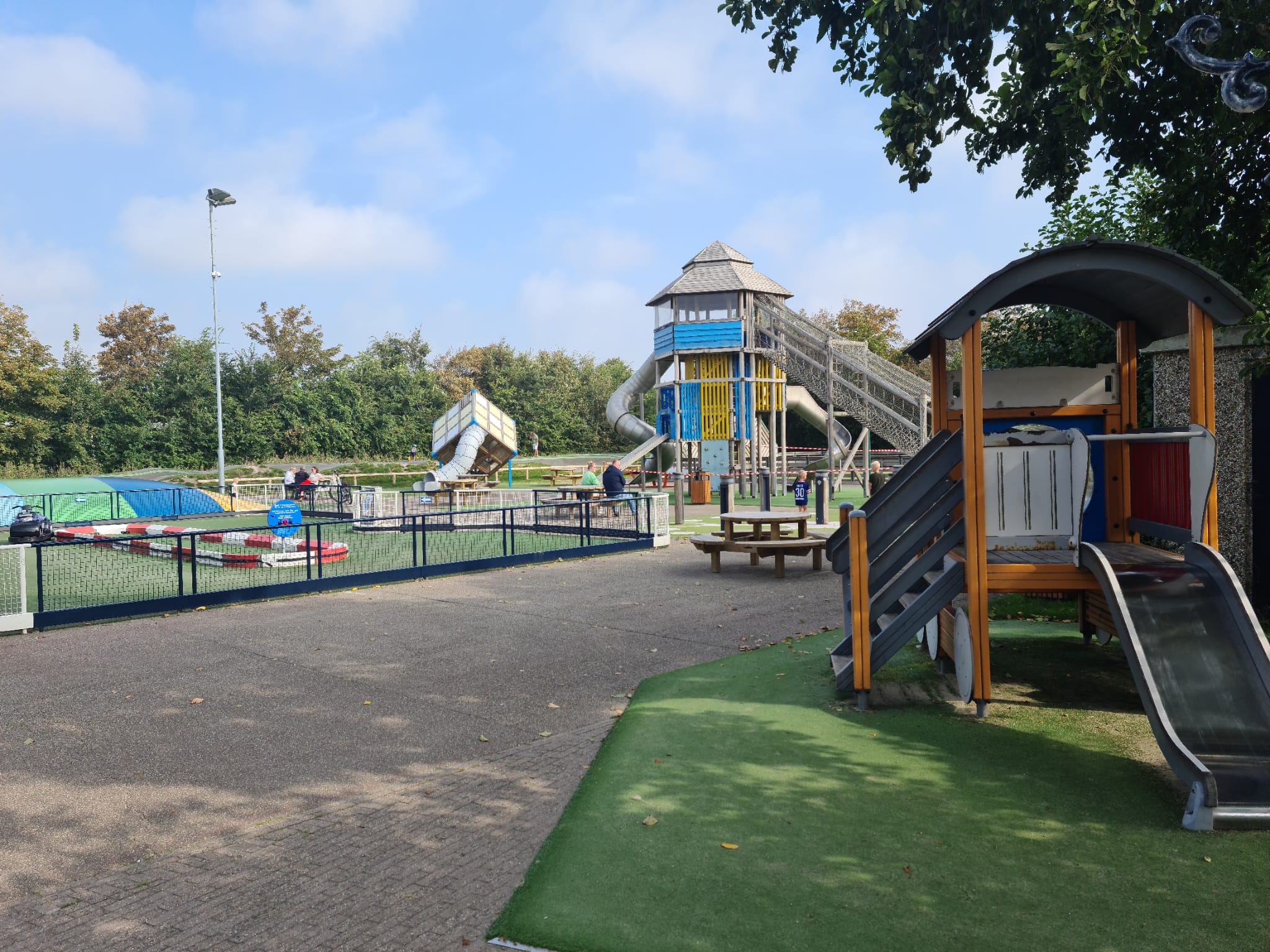 Buiten speeltijd met diverse speeltoestellen in het vakantiepark De Krim.