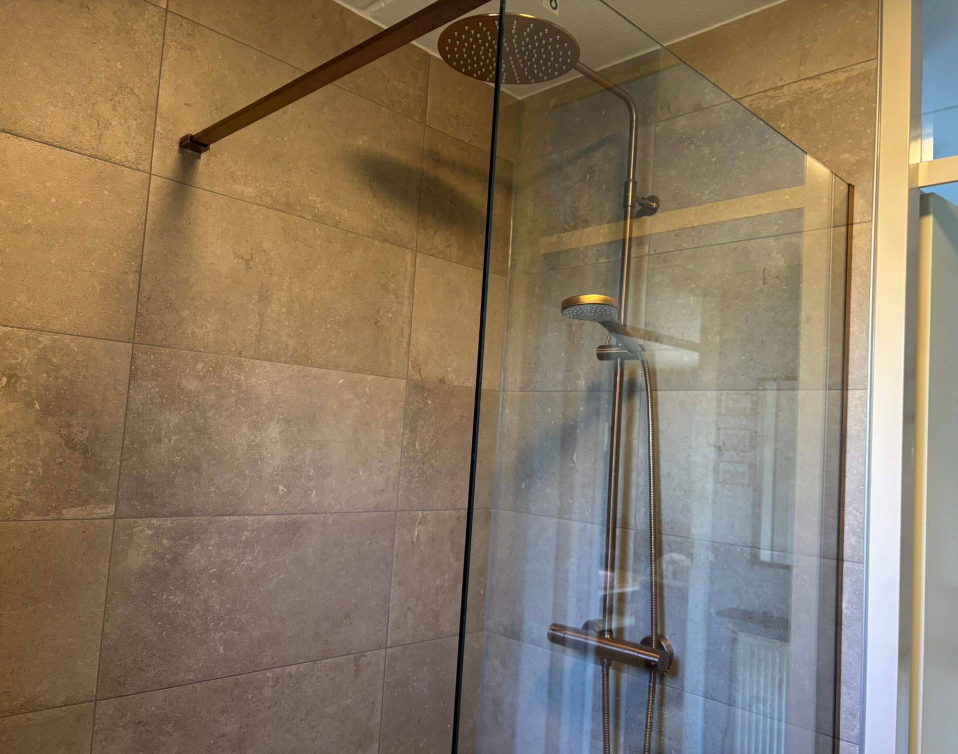 Badkamer beneden met inloopdouche.