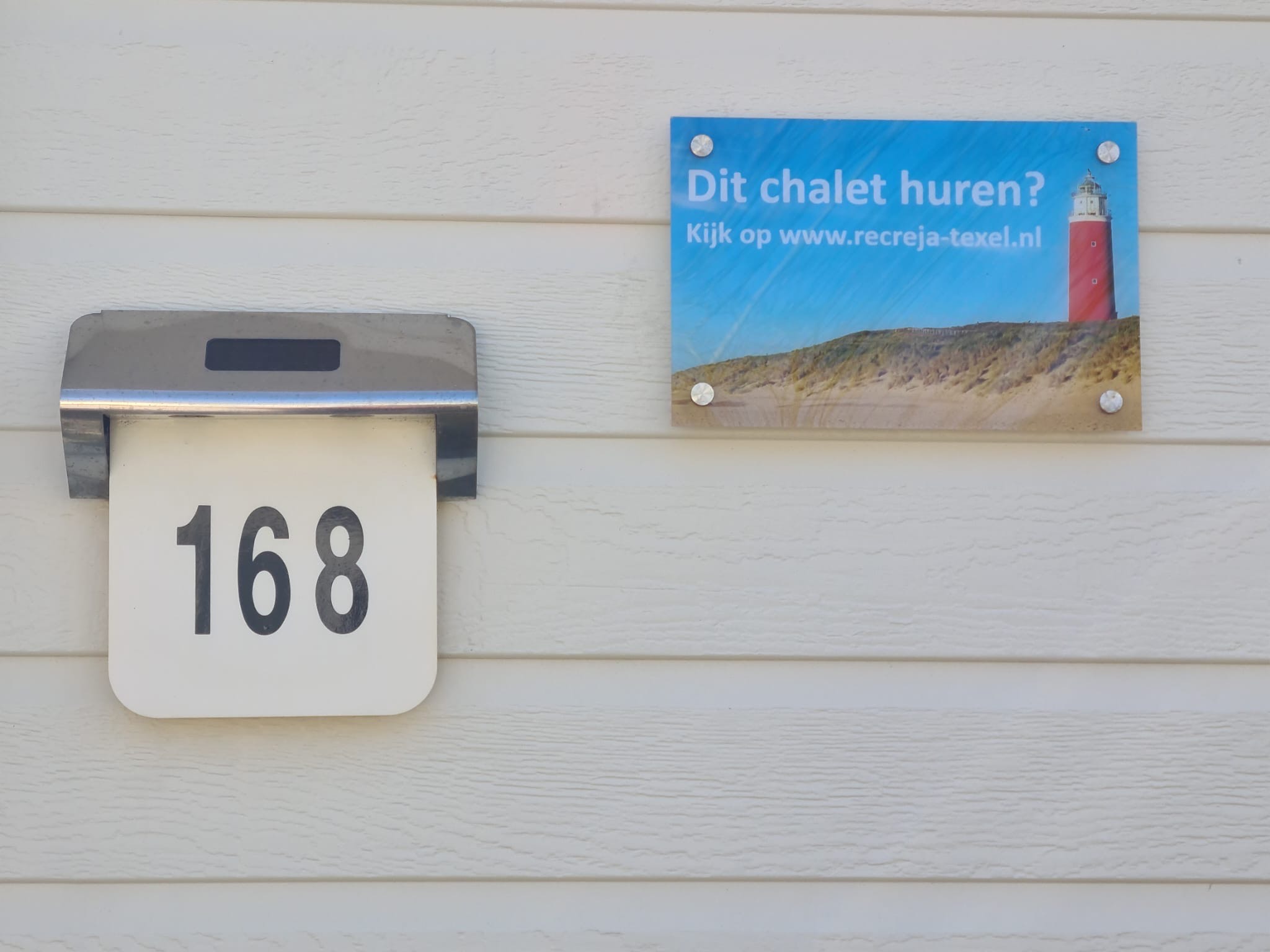 Foto van Chalet met het huisnummer zichtbaar.
