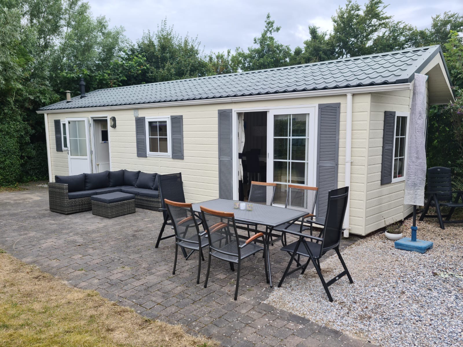 Foto van chalet genomen vanuit de tuin.