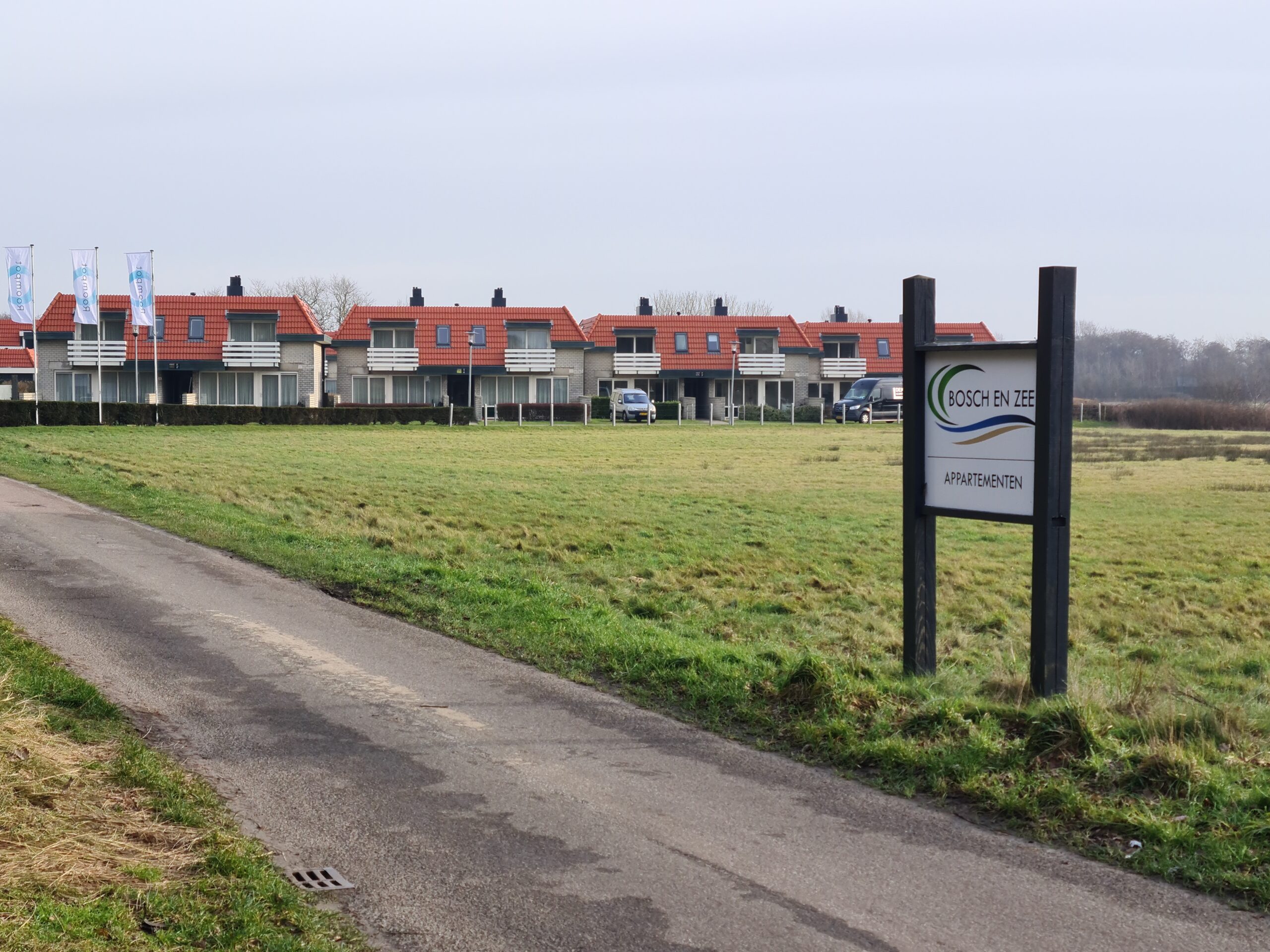 Het appartement complex gezien vanaf de hoofdweg net voor De Koog.