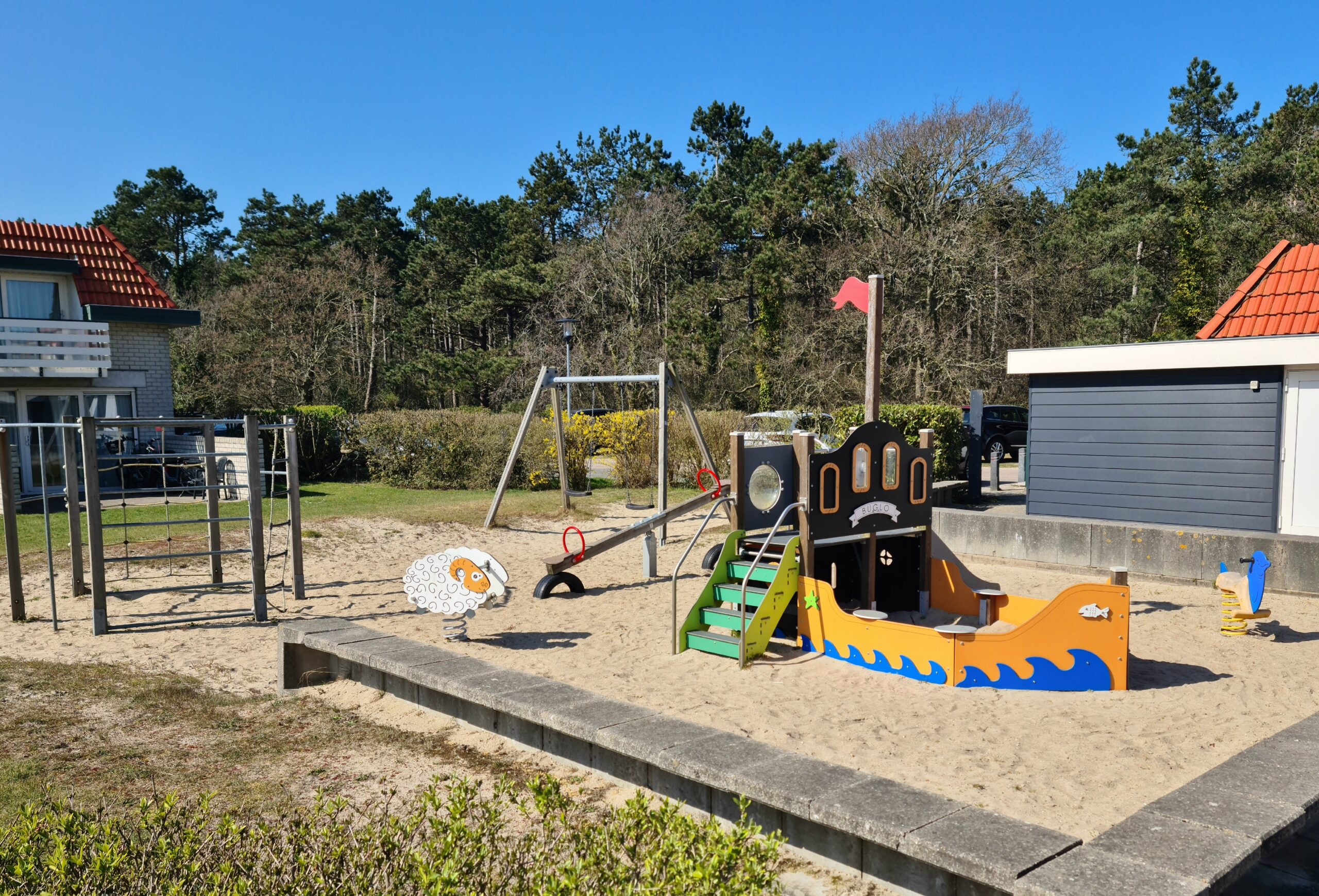 De speelplaats voor kleine kinderen. Naast de speelplaats is een terras waar de ouders eventueel kunnen zitten.