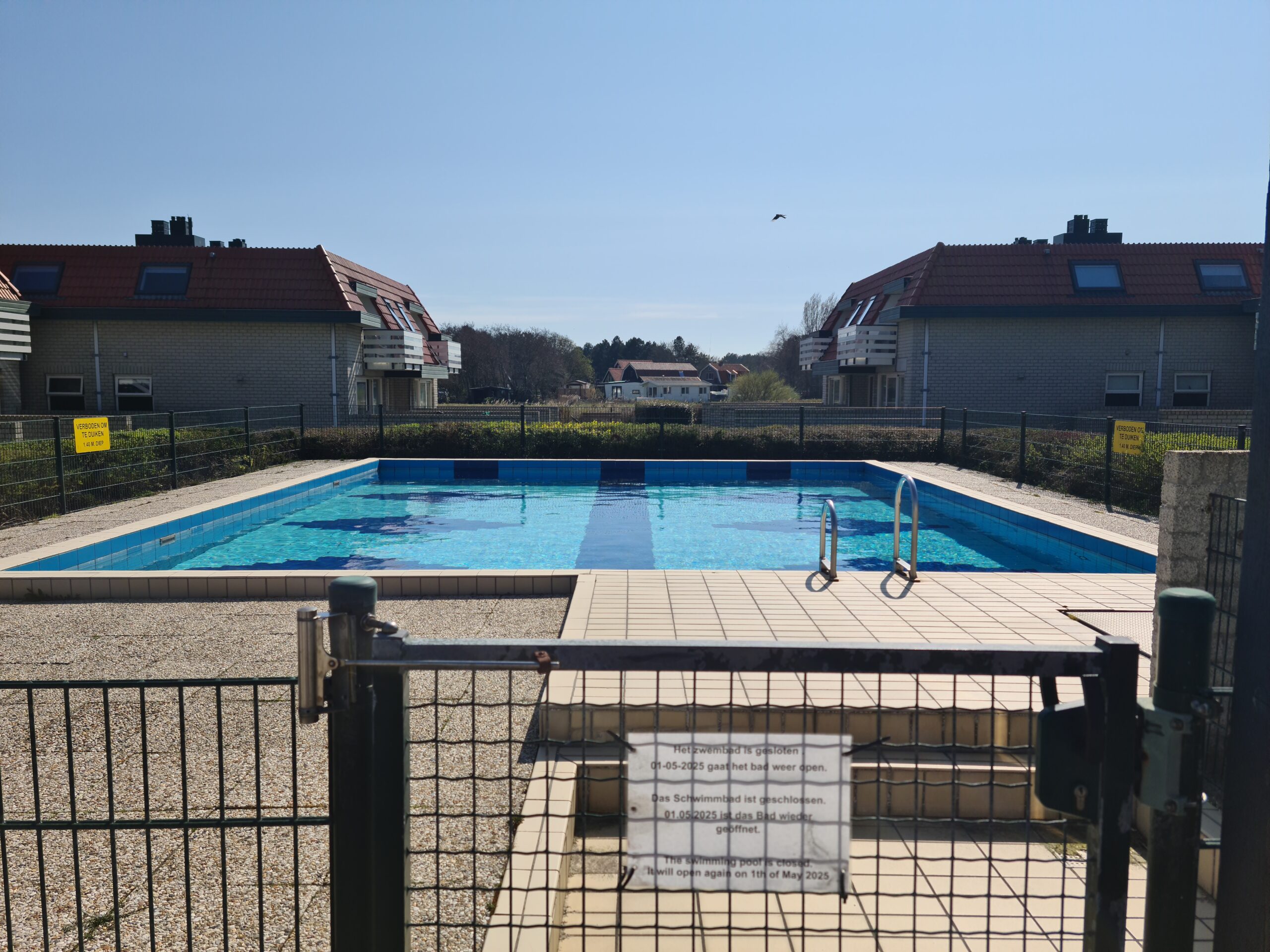 Het centraal gelegen buiten zwembad, op enkele stappen bereikbaar vanuit de woonkamer, open van mei tot en met september.