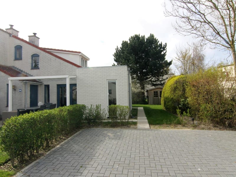 Parkeerplaats op eigen terrein met ruimte voor 2 auto’s.