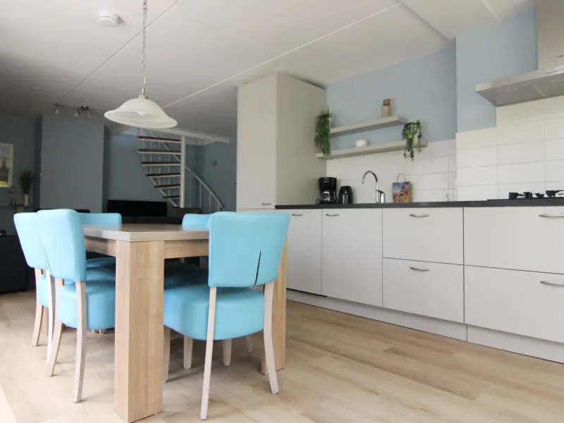 Foto van de eettafel woonkamer plus keukenblok.