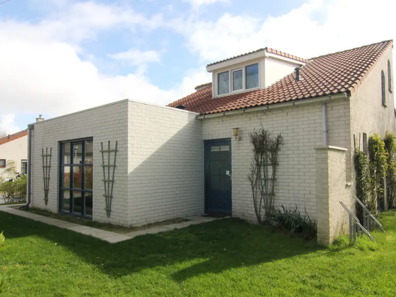 Foto van buitenkant entree aan de zijkant.