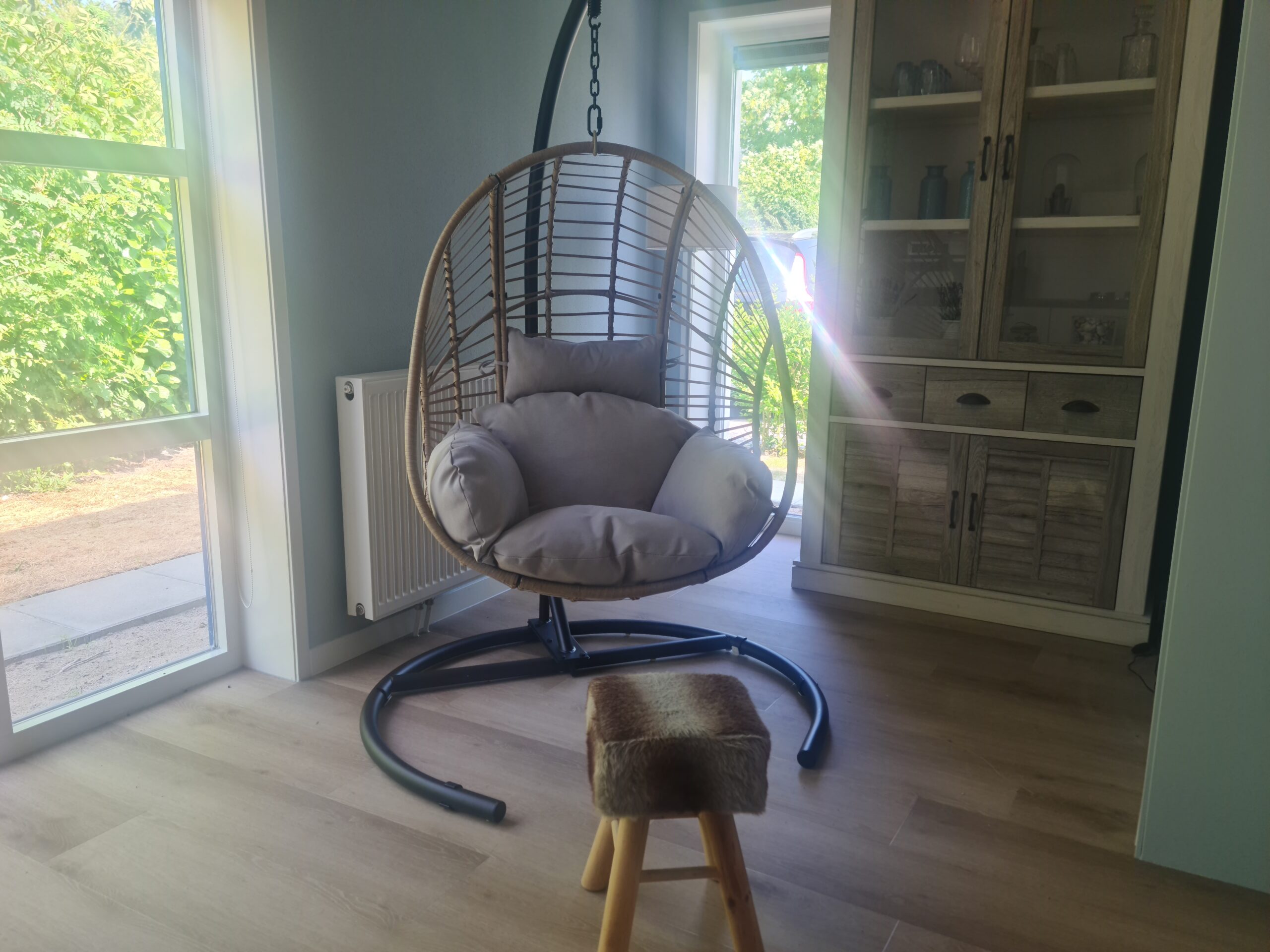 Uitbouw met heerlijke grote schommelstoel om je even rustig ion terug te kunnen trekken met een krantje of een boek.