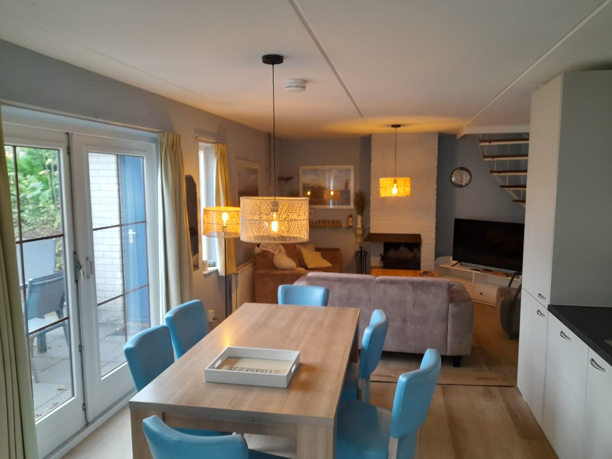 Woonkamer gezien vanaf de eettafel. Rechts het keukenblok, recht vooruit de zithoek