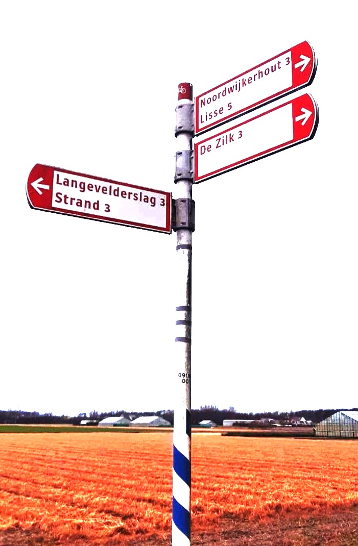 Bord /aanwijzer met afstanden en richtingen voor fietsers; 1 wijzer in beeld, Langevelderlag strand 3 km fietsen.