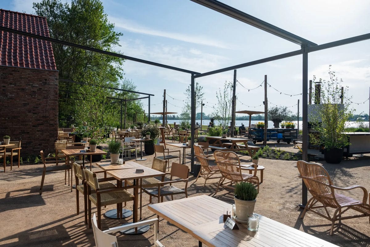 Terras van het 1e restaurant met uitzicht op het meer.