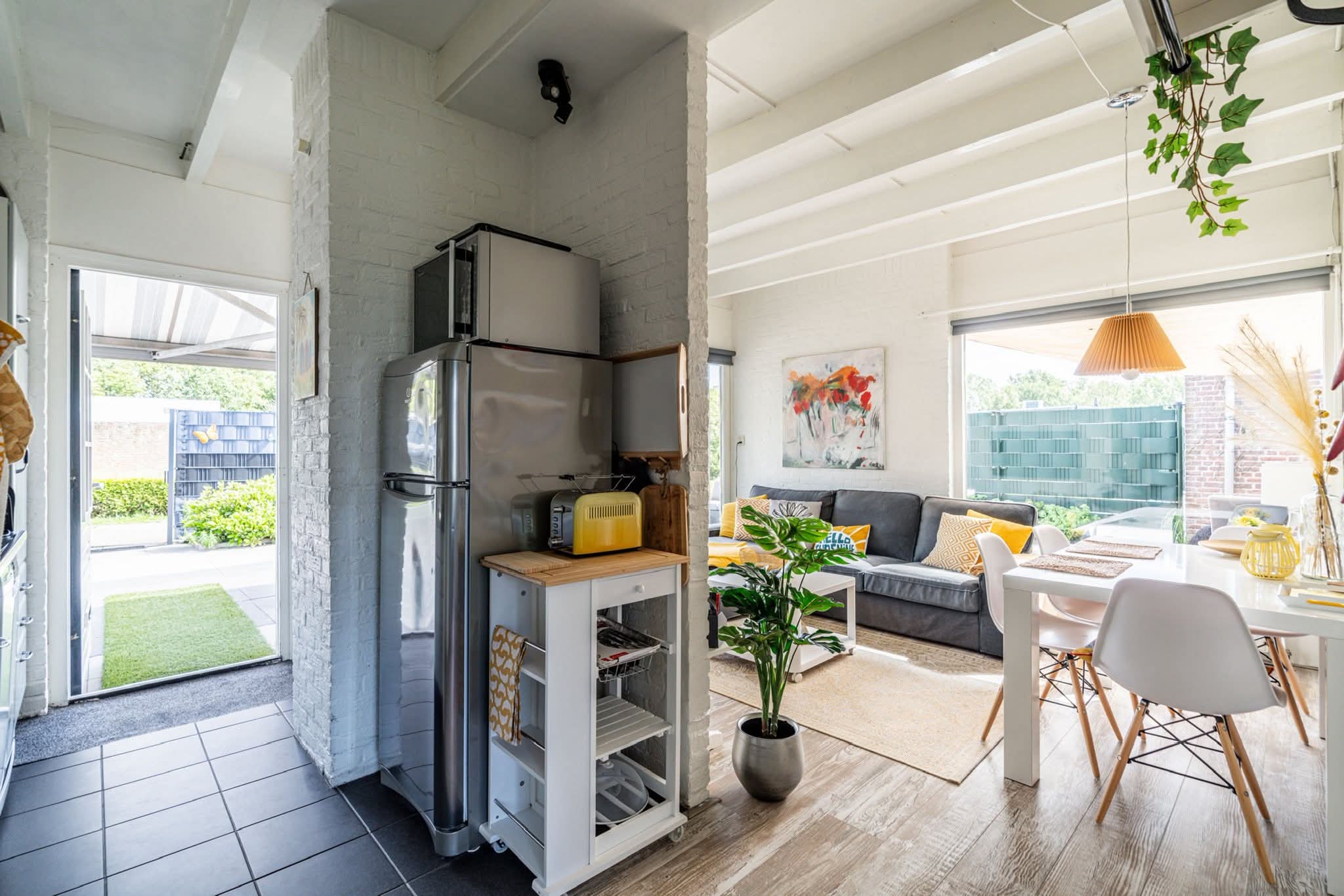 Foto vanuit slaapkamer met keuken en deel van de woonkamer.