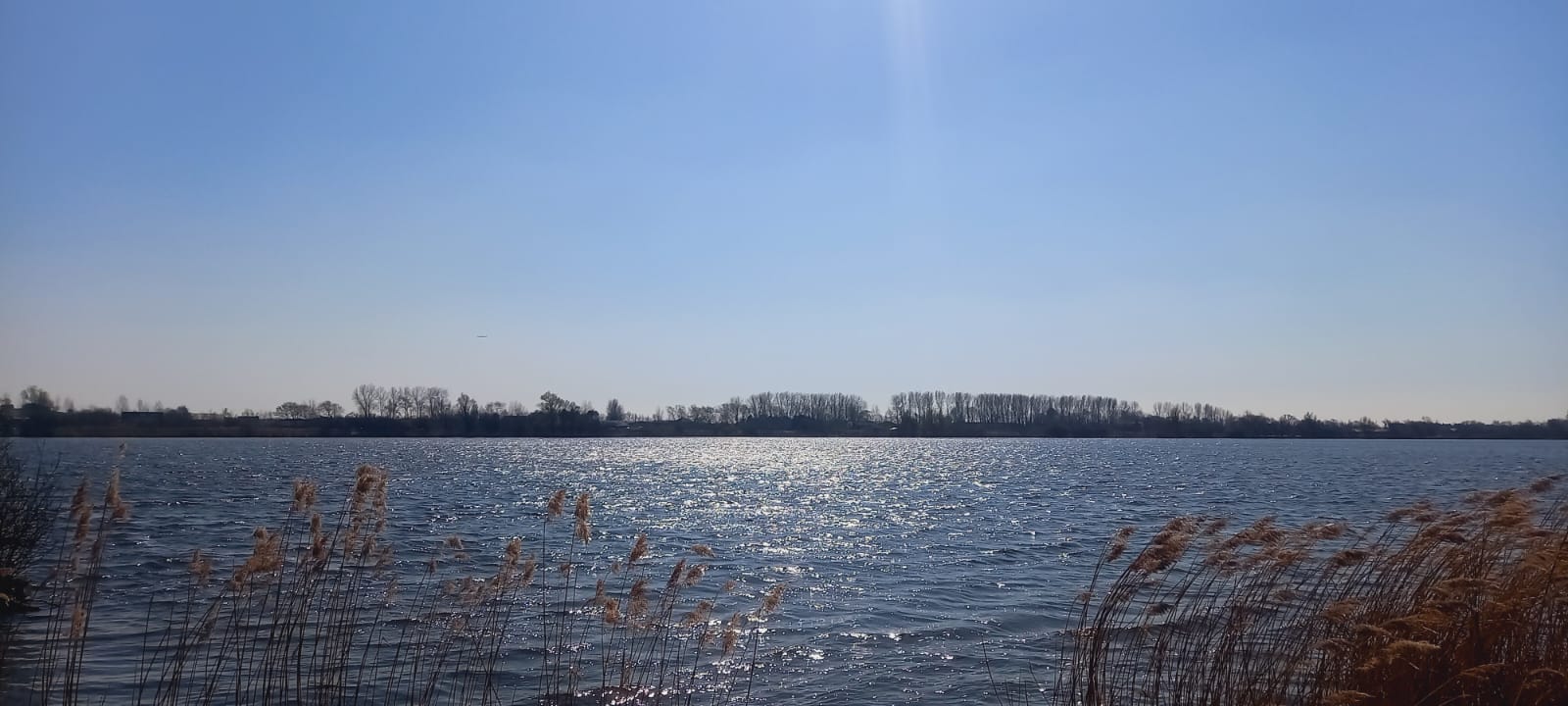 Het vakantiepark ligt aan het Oosterduinse Meer. Hier kan worden gezwommen, gewandeld en watersport worden beoefend.