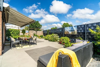 Foto vanaf loungebank naar het terras.