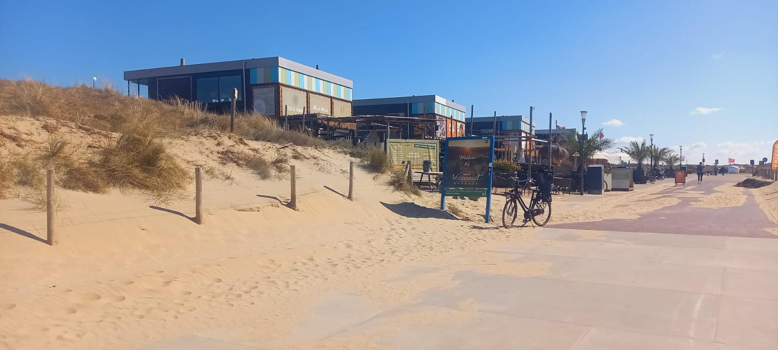 zandpad naar strandopgang op een zonnige dag.