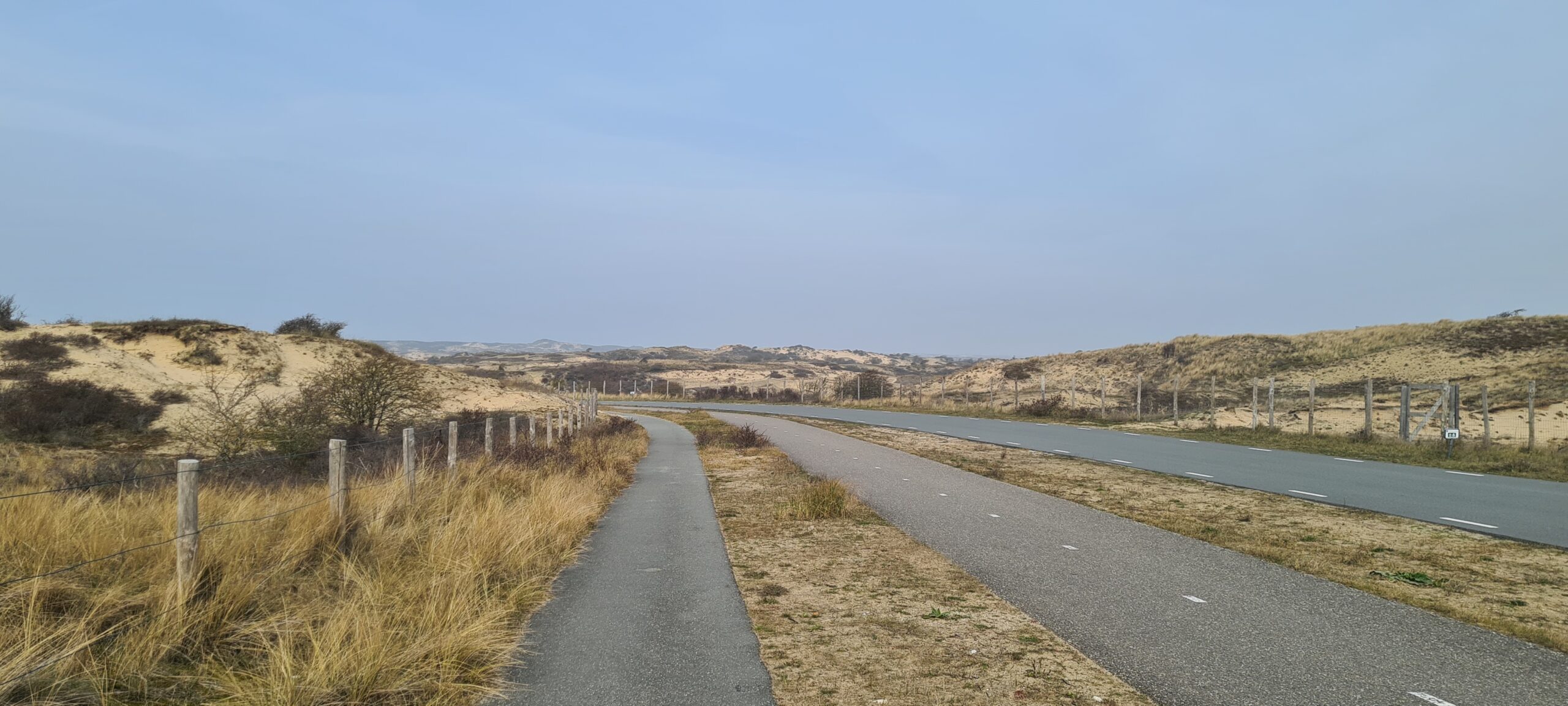 van weg door de duinen naar de Langevelderslag.