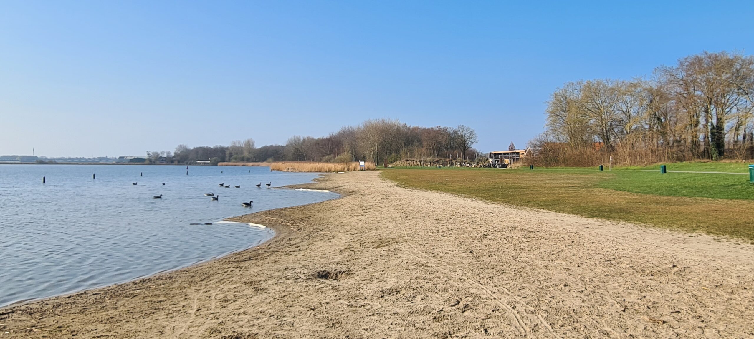 Oosterduinse meer met strandje.