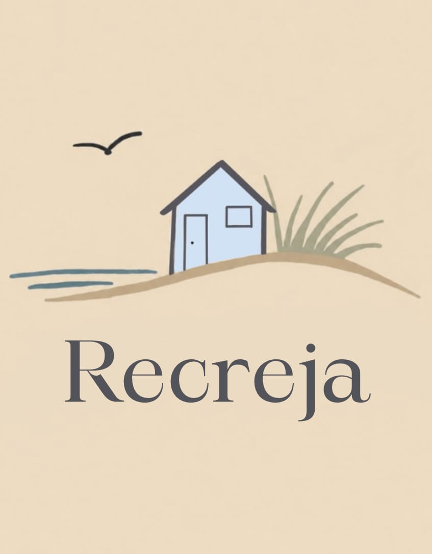 Logo van Recreja een beige achtergrond met een strandhuisje.