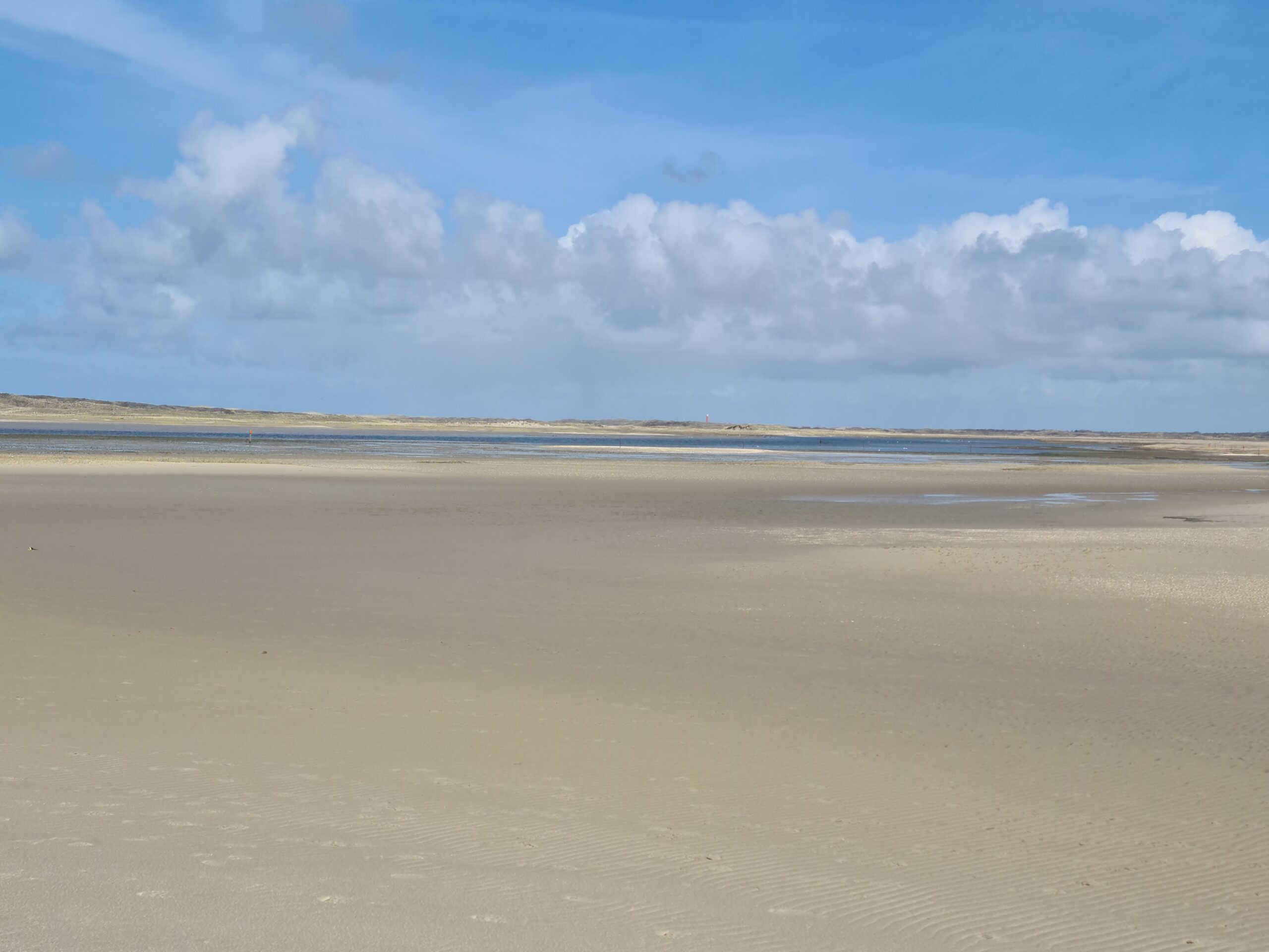 verlaten strand bij De Cocksdorp; rust en ruimte.
