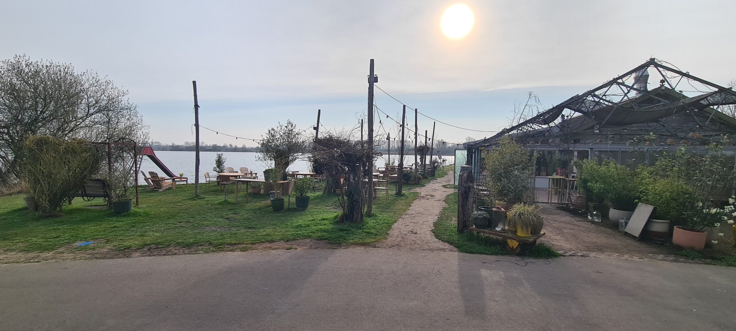 Foto van het meer bij restaurant Como met zonsopgang 9 uur in de ochtend.